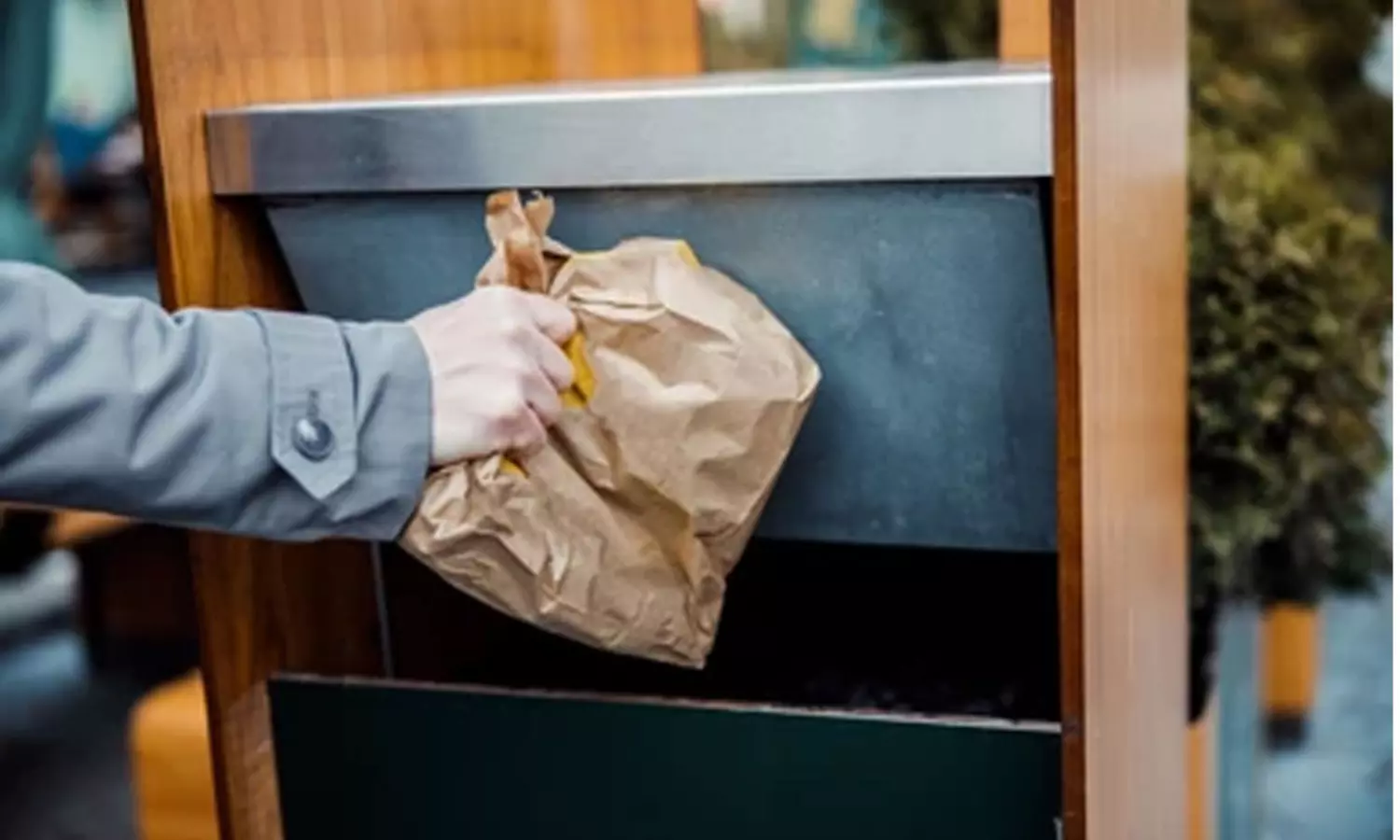 చెత్త బుట్టలో కోట్ల సంపద.. చూసి తన్నుకుంటున్న వారసుల కథ