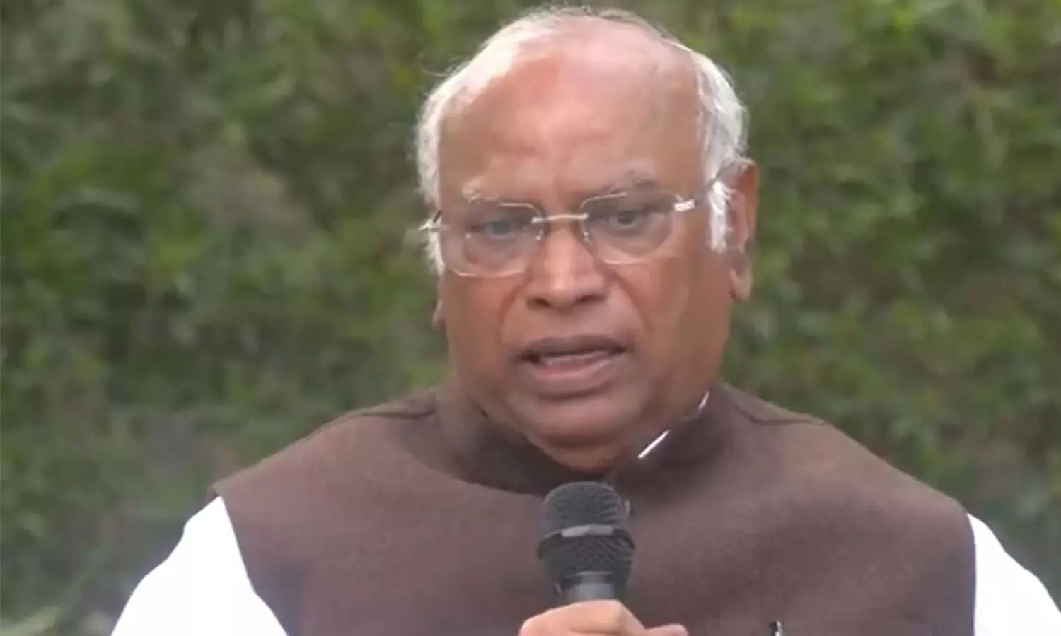 కాంగ్రెస్ వర్సెస్ బీజేపీ : ఆర్ఎస్ఎస్ ని నిషేధించాల్సిందే !