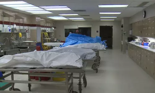 మొన్న ఐదేళ్లుగా.. ఇప్పుడు బ్రతికుండగానే.. మార్చురీలో మనిషి!