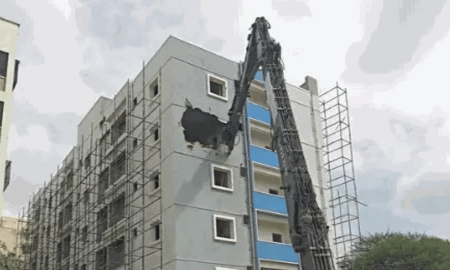 మరో అతిపెద్ద భవనం కూల్చివేసిన హైడ్రా..