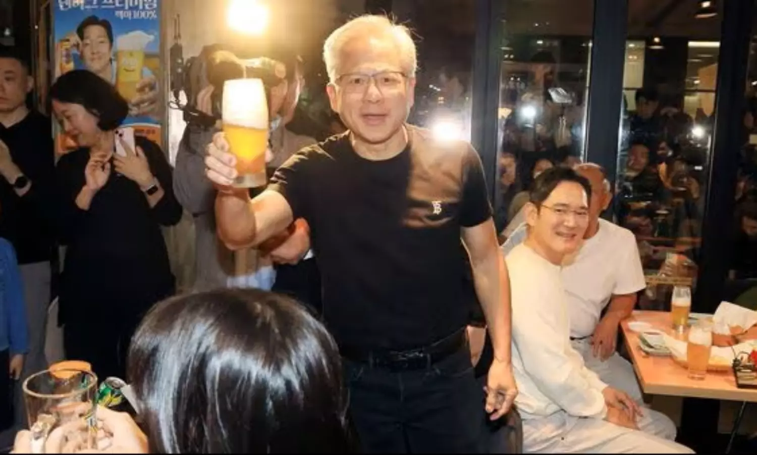 బిలియనీర్ల డిన్నర్.. కస్టమర్ల బిల్ మాఫీ..