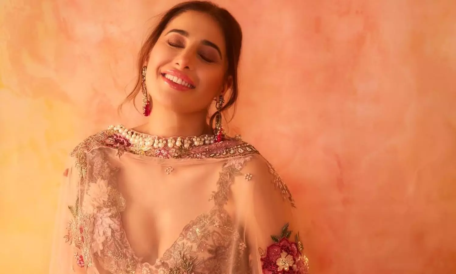 అందాలతో ఉక్కిరి బిక్కిరి చేస్తున్న నర్గీస్ ఫక్రీ! అందాలతో ఉక్కిరి బిక్కిరి చేస్తున్న నర్గీస్ ఫక్రీ!