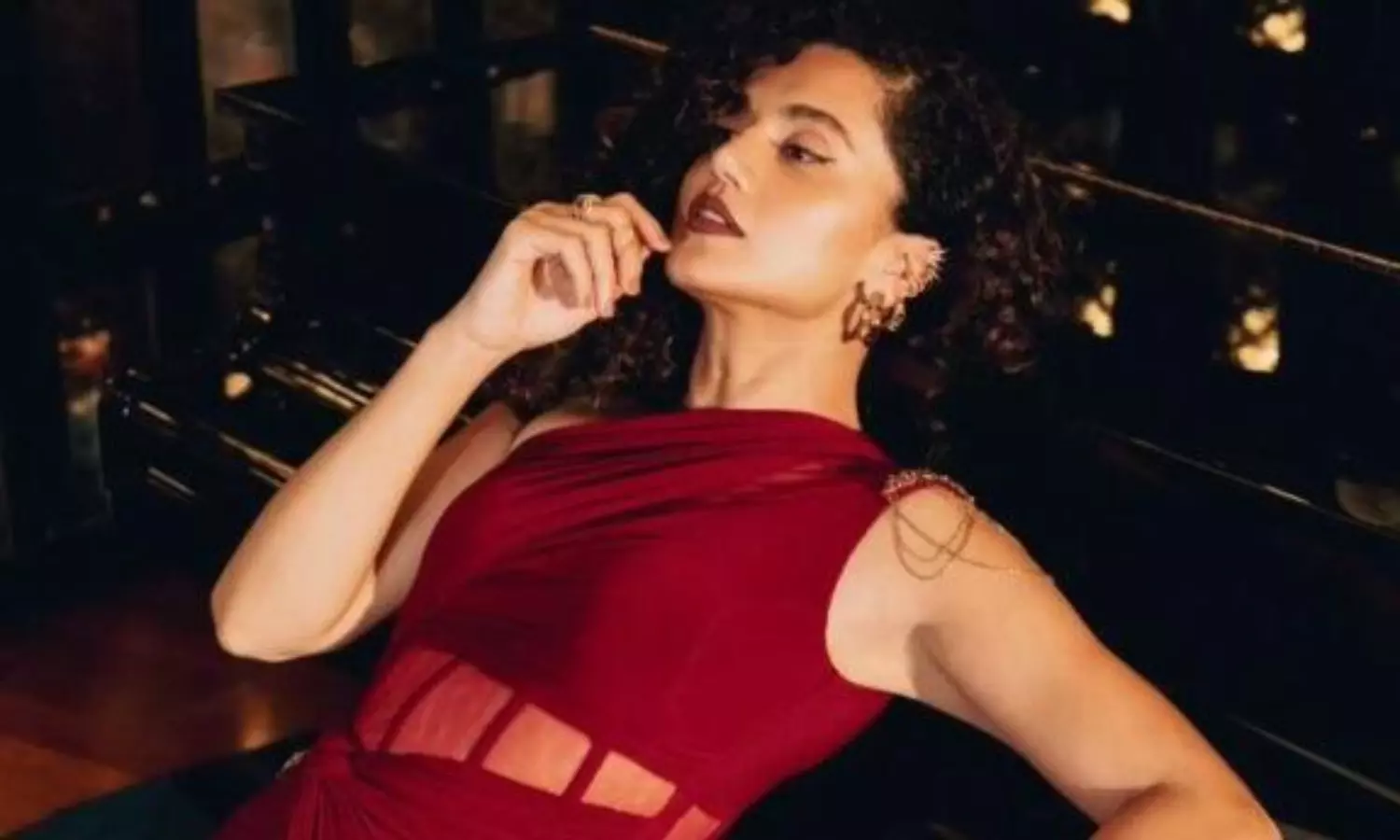 రెడ్ హాట్ థై స్లిట్ ఫ్రాక్‌లో తాప్సీ ఫోజులు