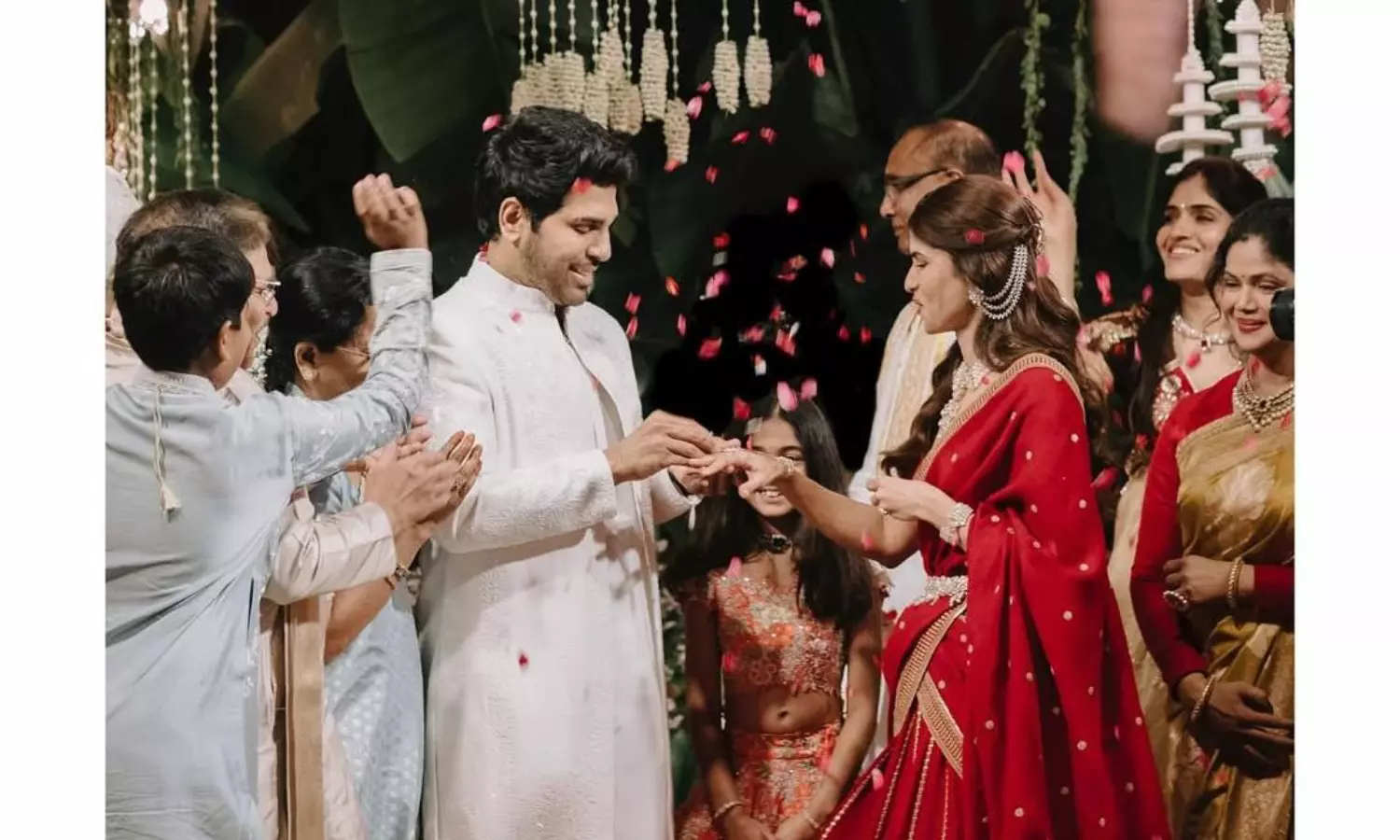 తమ్ముడి ఎంగేజ్మెంట్పై బన్నీ ఎమోషనల్ మూమెంట్స్ తమ్ముడి ఎంగేజ్మెంట్పై బన్నీ ఎమోషనల్ మూమెంట్స్