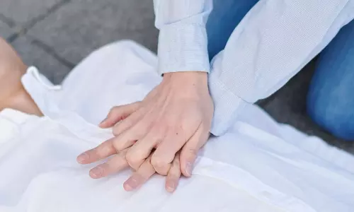 అసలుసిసలు హీరోలు.. ఫ్లైట్ లో వ్యక్తి ప్రాణాల్ని కాపాడిన మనోళ్లు