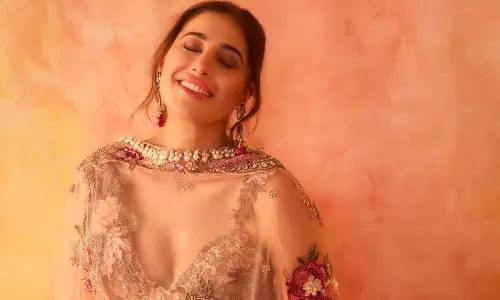 అందాలతో ఉక్కిరి బిక్కిరి చేస్తున్న నర్గీస్ ఫక్రీ!