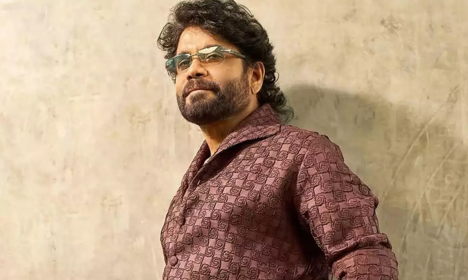 ముగ్గురు భామ‌ల‌తో సీనియ‌ర్ హీరో రొమాన్స్