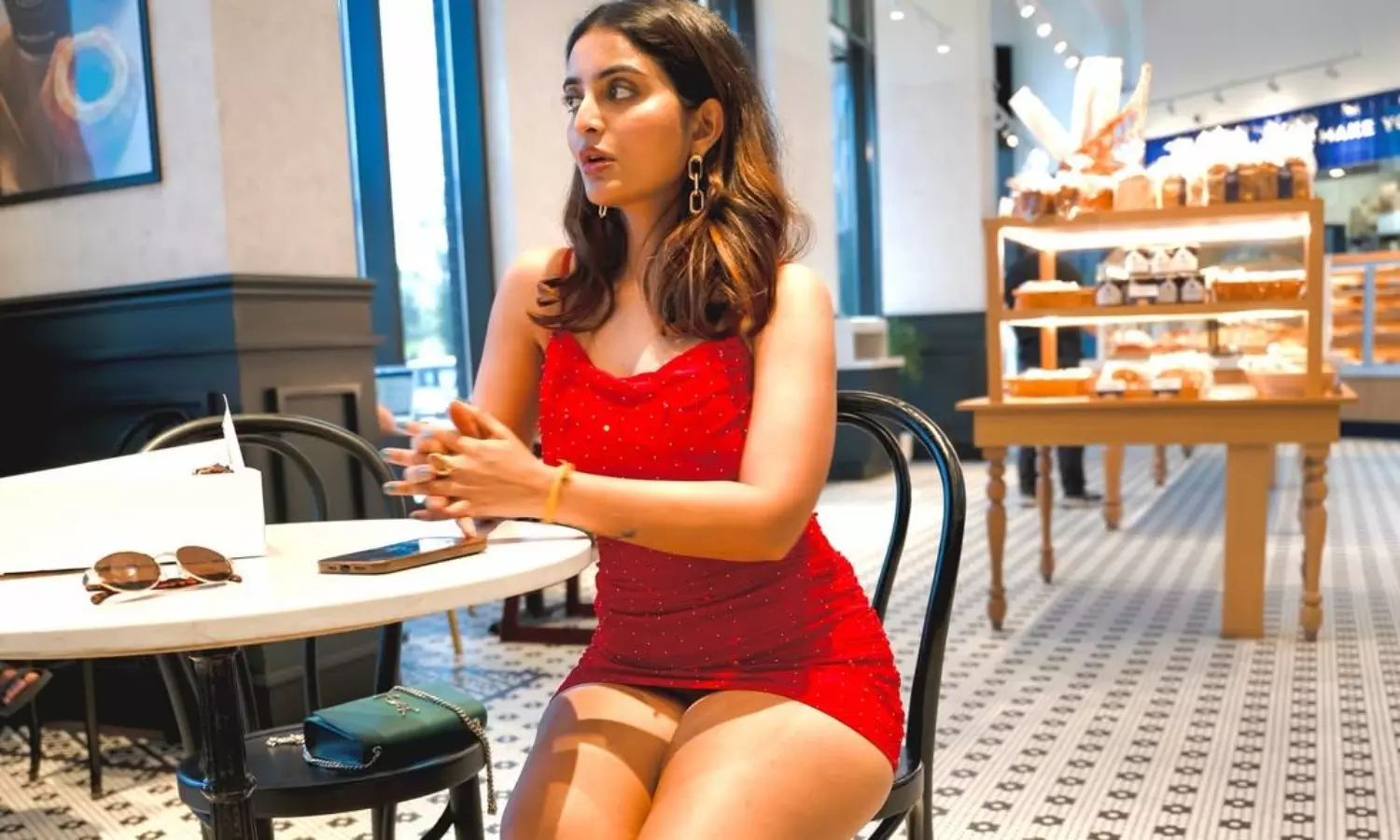 పొట్టి డ్రెస్సులో అనన్య.. చూపు తిప్పుకోలేని అందం!