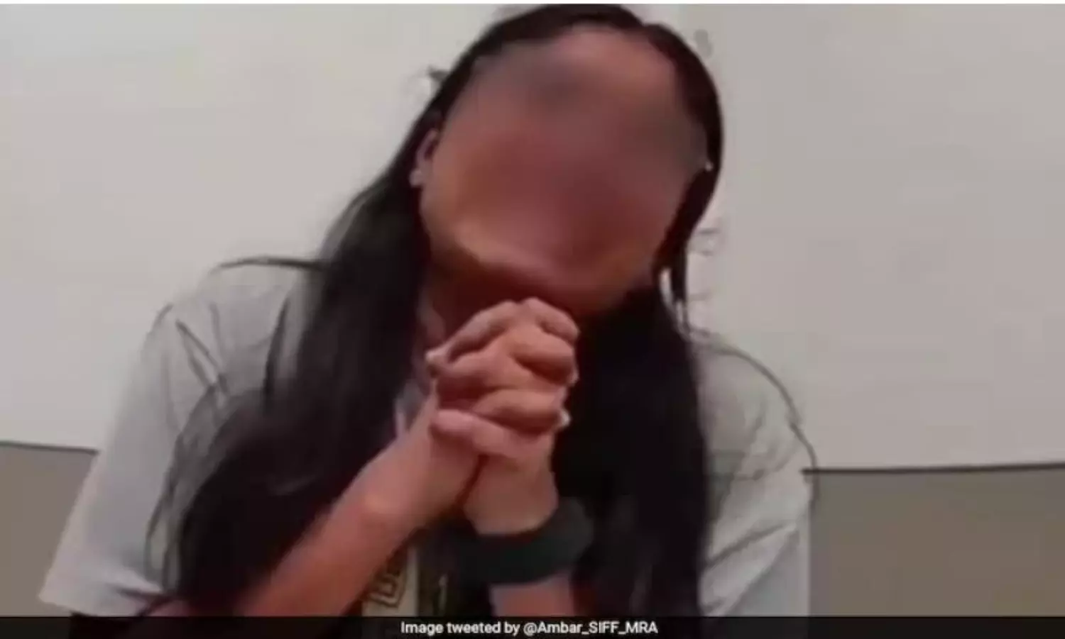 అమెరికాలో దొంగతనం చేస్తూ దొరికిపోయిన భారతీయ విద్యార్థిని.. వీడియో వైరల్ అమెరికాలో దొంగతనం చేస్తూ దొరికిపోయిన భారతీయ విద్యార్థిని.. వీడియో వైరల్