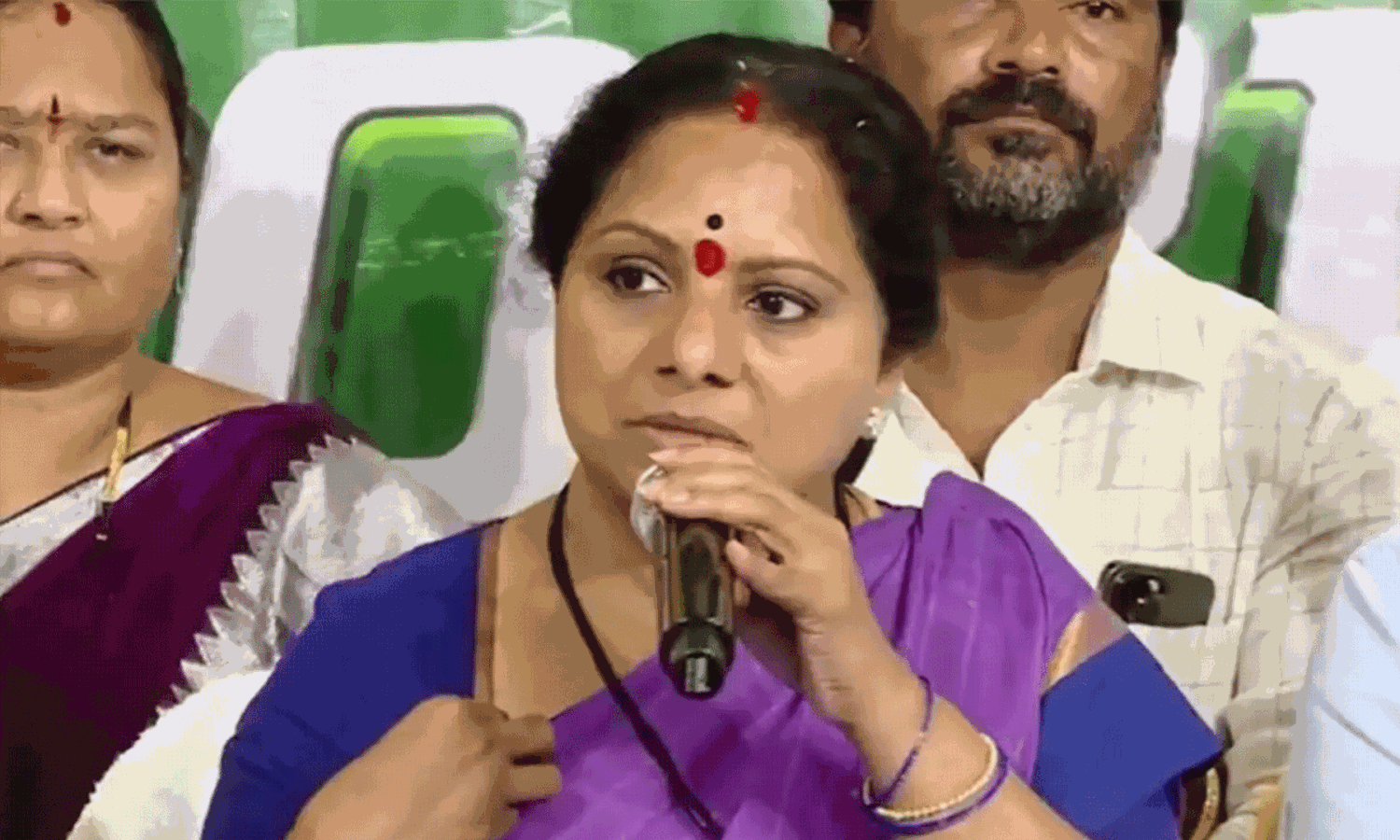 సొంత బావ ఫోన్ ట్యాపింగ్: కవిత సంచలన వ్యాఖ్యలు.. సొంత బావ ఫోన్ ట్యాపింగ్: కవిత సంచలన వ్యాఖ్యలు..