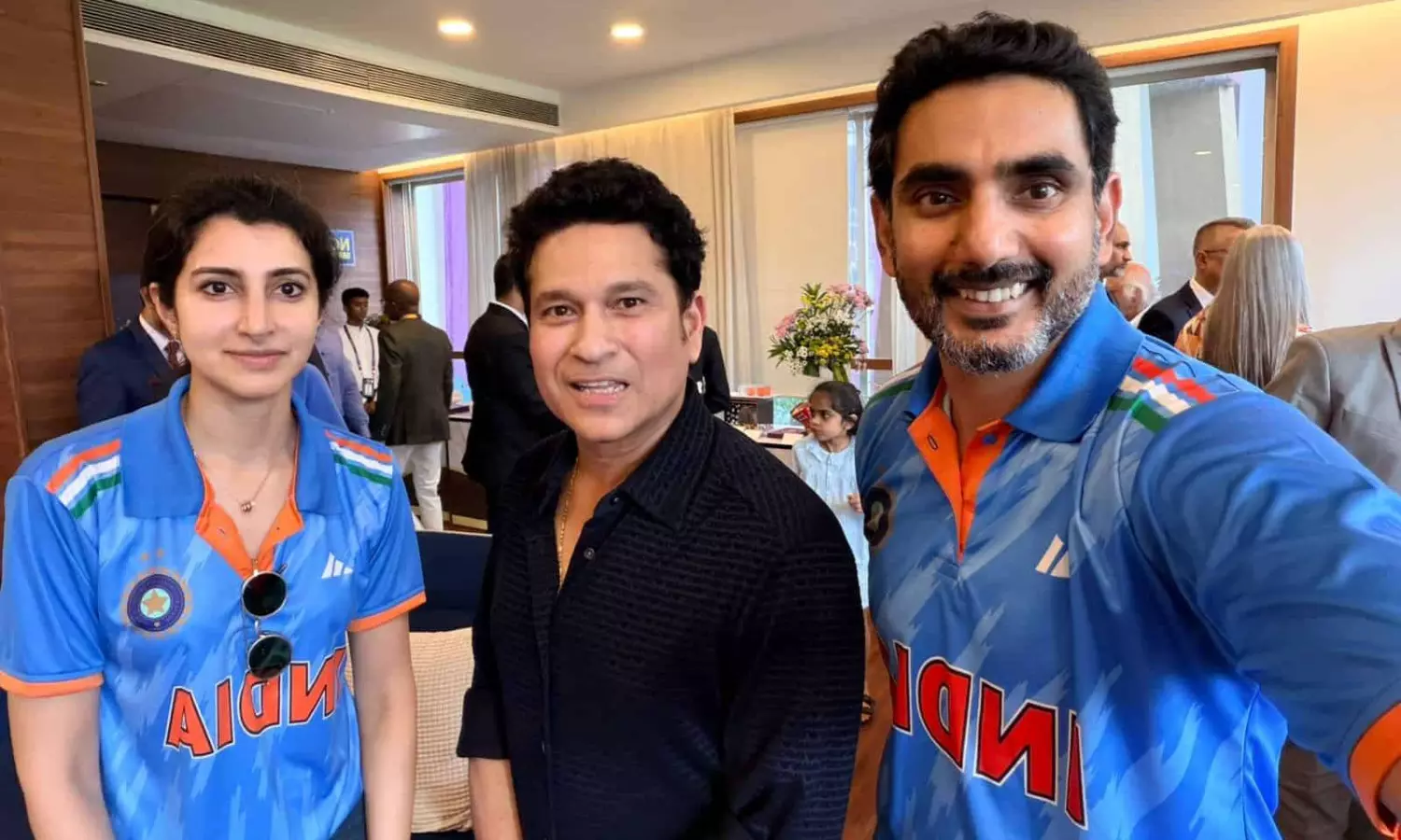 ఫ్యాన్ వైబ్: క్రికెట్ దేవుడితో లోకేష్ దంపతులు!