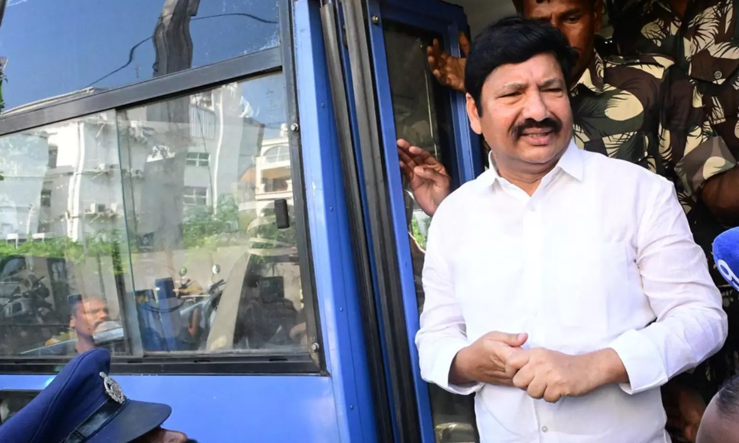 జోగి ఎఫెక్ట్‌: అర్ధ‌రాత్రి విజ‌యవాడ‌లో ఉద్రిక‌త్త‌.. పోలీసుల‌పై జులుం!