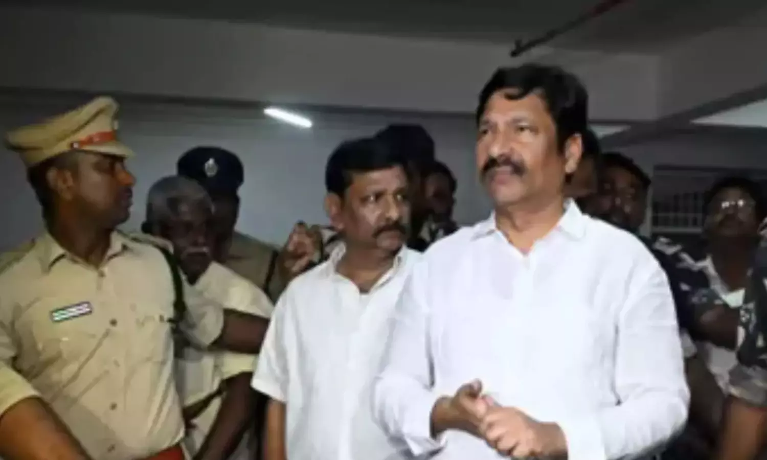 జైలుకు జోగి.. రిమాండు రిపోర్టులో కీలక విషయాలు! జైలుకు జోగి.. రిమాండు రిపోర్టులో కీలక విషయాలు!