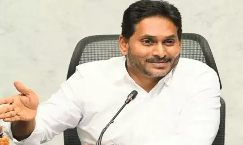 జగన్ విత్ కామ్రేడ్స్... ఆ పార్టీ క్రీనీడలు