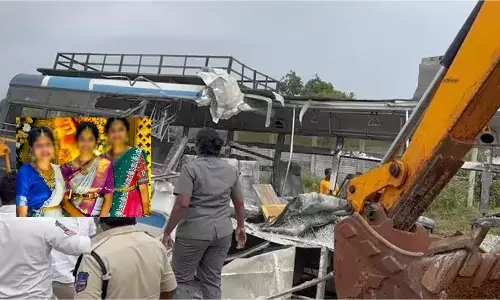 చేవెళ్ల ఘోరం: ఒకే కుటుంబంలో ముగ్గురు కూతుళ్ల మృతి.. తాండూరును ముంచిన విషాదం!