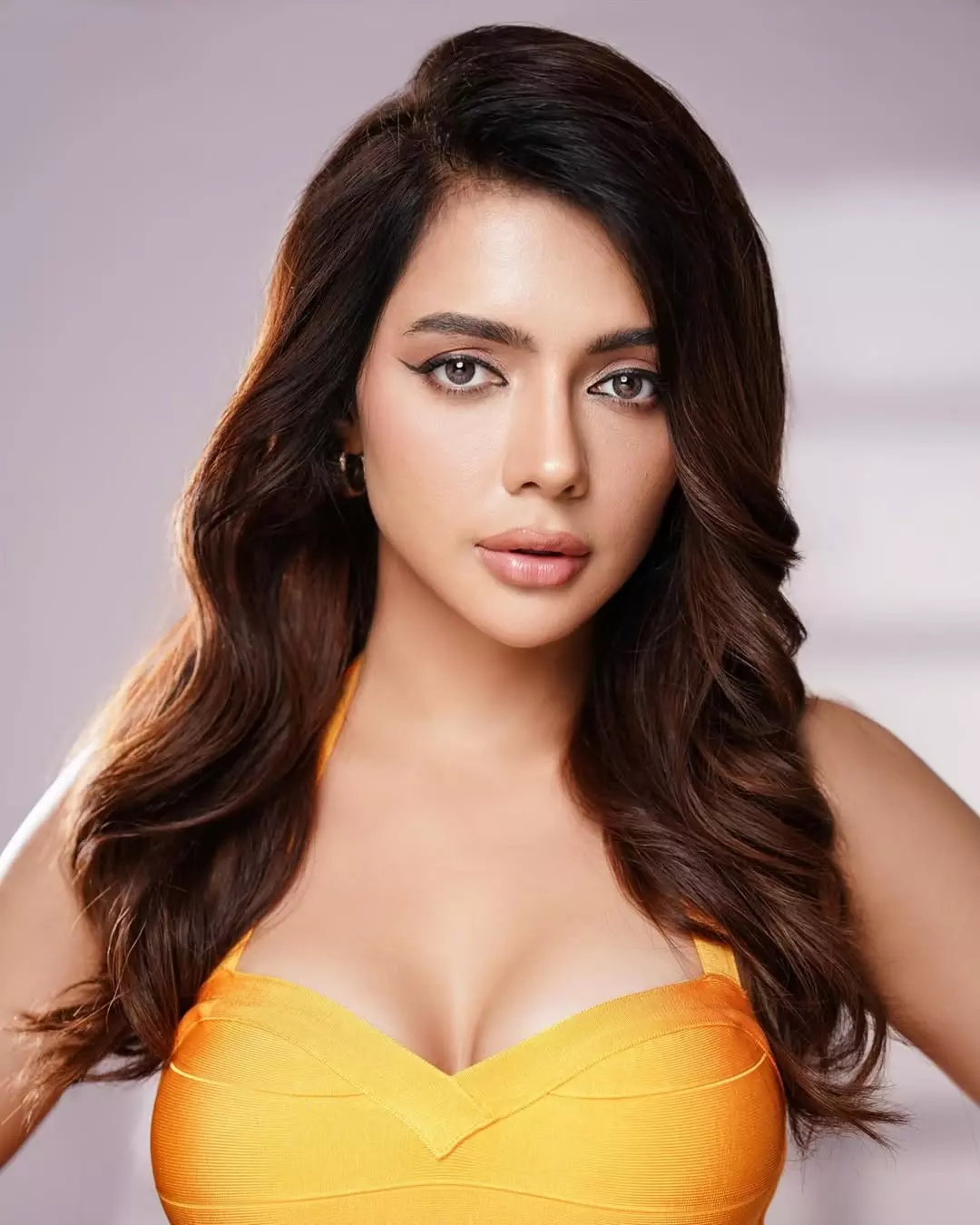 Yellow Fever: Ruhi Singh’s Mastiii 4 Glow-Up