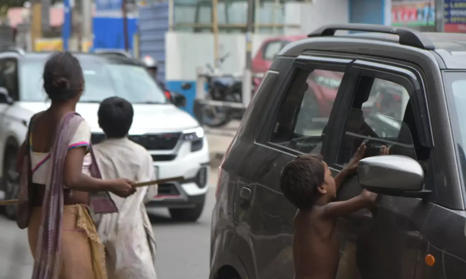 జంక్షన్ లో బిక్షగాళ్ళు... సవాల్ చేస్తున్నారు ! జంక్షన్ లో బిక్షగాళ్ళు... సవాల్ చేస్తున్నారు !