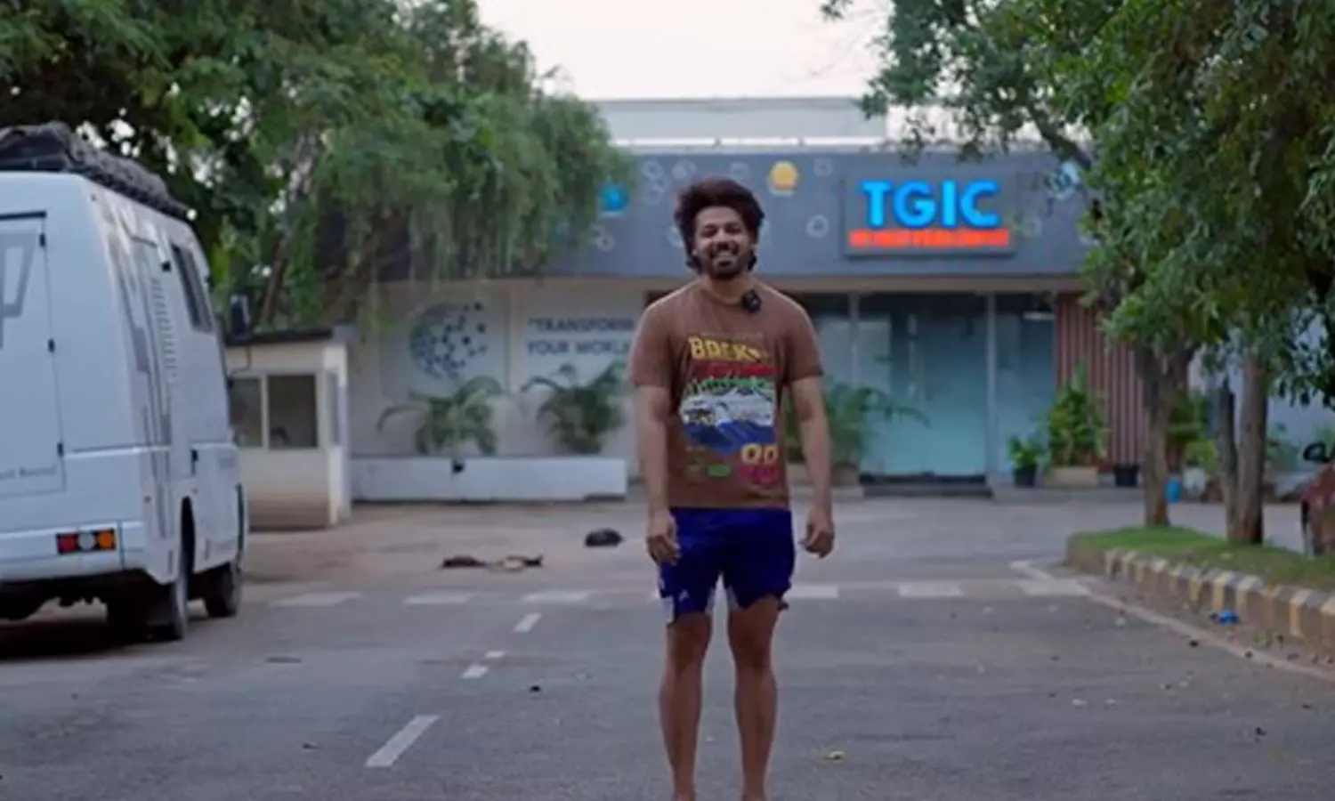 బడ్జెట్ కట్స్ తో రోడ్డు మీద బట్టలు లేకుండా యువ హీరో