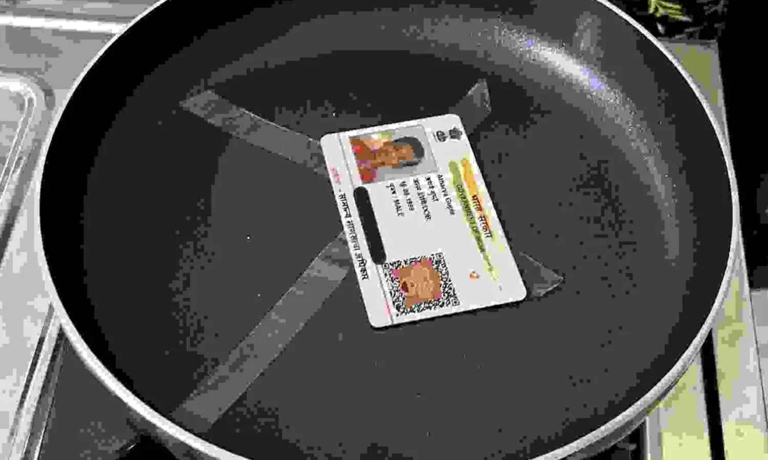 మరోసారి పాన్ ఆధార్ అనుసంధానం.. సోషల్ మీడియాలో పేలుతున్న జోక్స్..