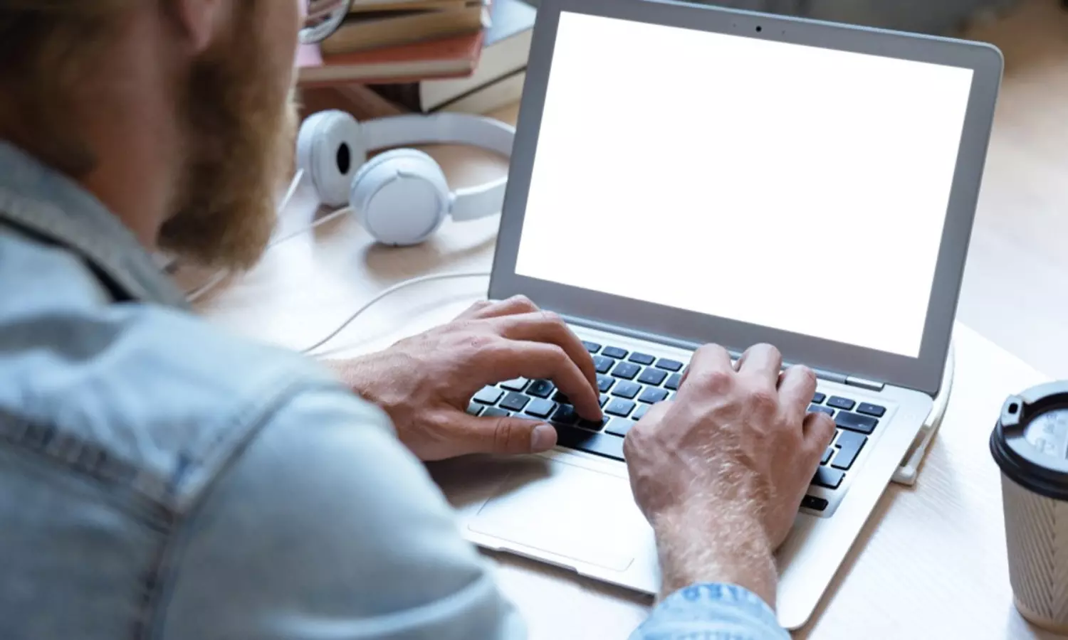 అమెజాన్ ఉద్యోగం వదిలి ఇంటి వద్దకే.. బెంగళూరు టెకీ మనసును గెలుచుకున్న నిర్ణయం! అమెజాన్ ఉద్యోగం వదిలి ఇంటి వద్దకే.. బెంగళూరు టెకీ మనసును గెలుచుకున్న నిర్ణయం!