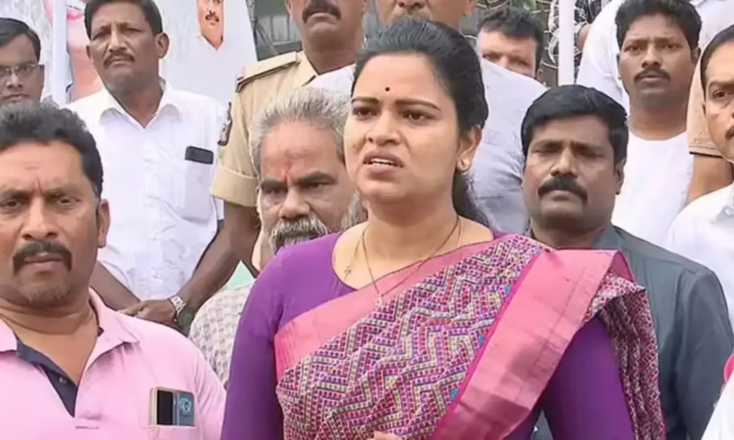 ఉద్యోగాల పేరుతో మోసం!. మాజీ మంత్రి విడదల రజినీకి చిక్కులు?