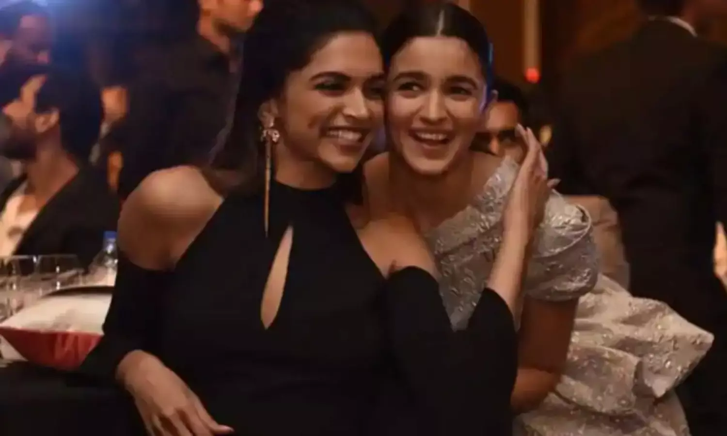 ఆ ఇద్దరి భామల మెరుపులు వచ్చే ఏడాదే? ఆ ఇద్దరి భామల మెరుపులు వచ్చే ఏడాదే?