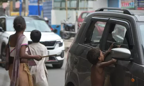 జంక్షన్ లో బిక్షగాళ్ళు... సవాల్ చేస్తున్నారు !