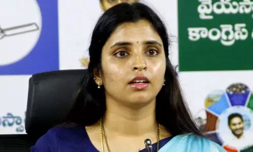 అదేంటి శ్యామలా.. రాజకీయాల్లోనూ యాక్టింగా?