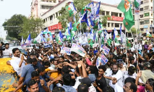 జగన్ పరామర్శకు 500 మంది.. 10 కార్లు సరిపోవా బాస్?