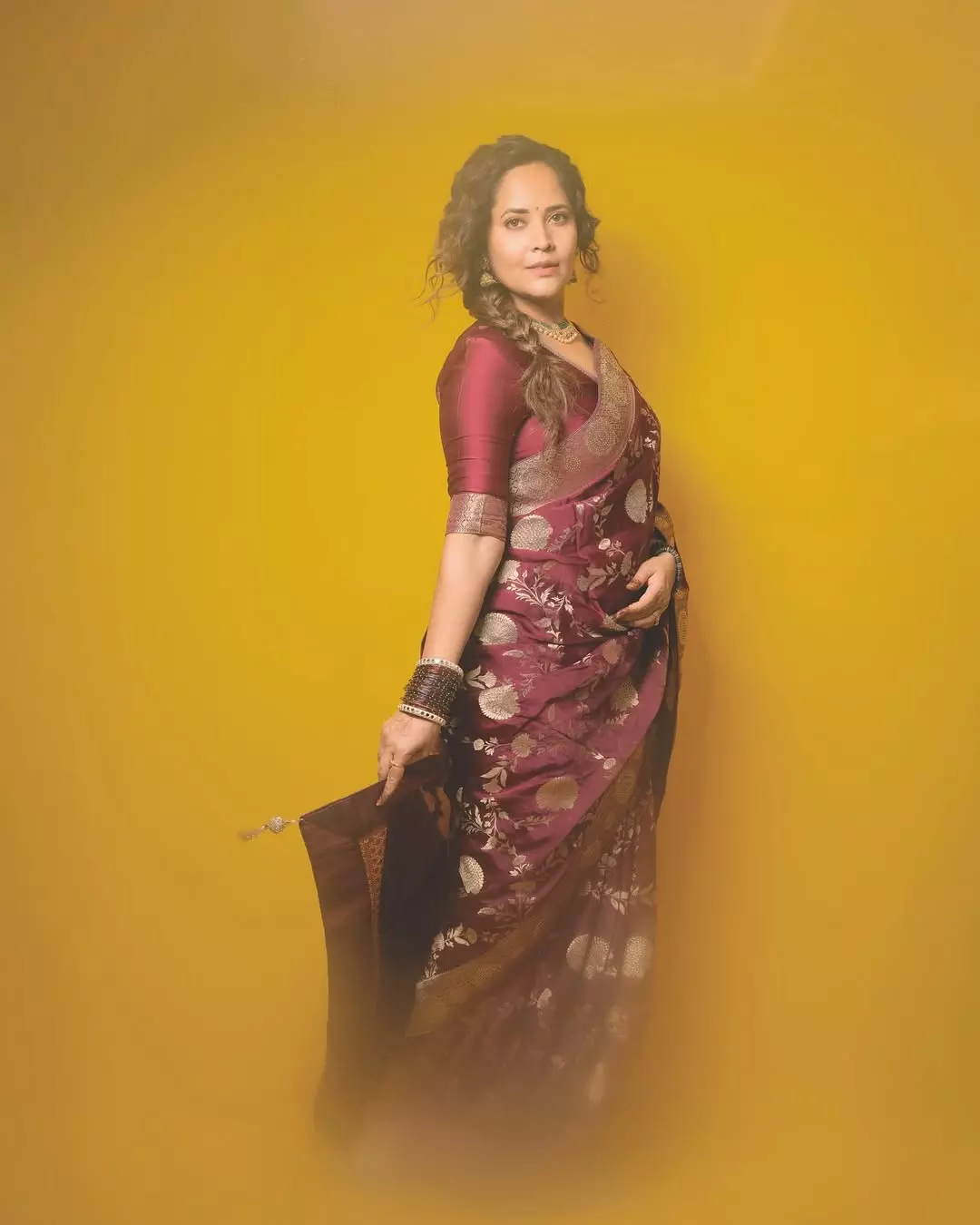 Anasuya Bharadwaj Stuns in Maroon Saree