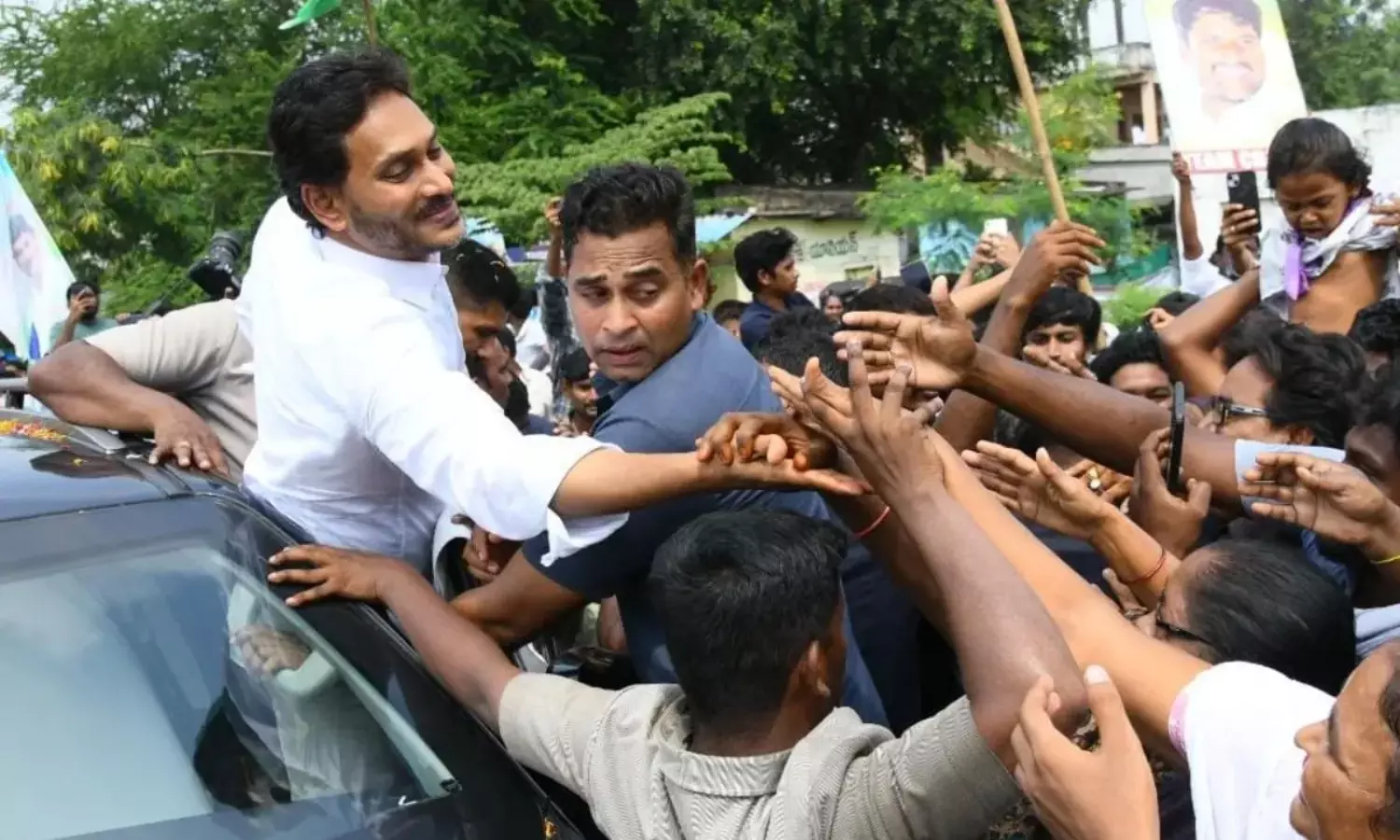 జగన్ కి  వైసీపీకి ఈ మాత్రం చాలునా ?