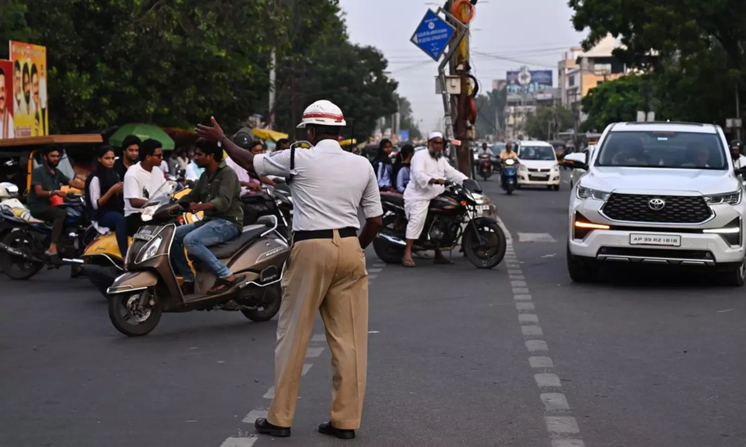 ఇక్కడ గుంతలు లేవు...వాటే థాట్ బ్రో !