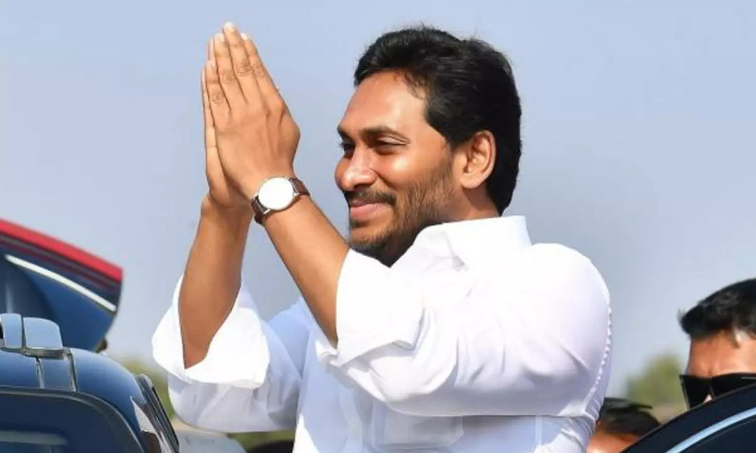 పరామర్శలకు వెళ్లే వేళ..టపాసులు కాల్చుడేంది జగన్?