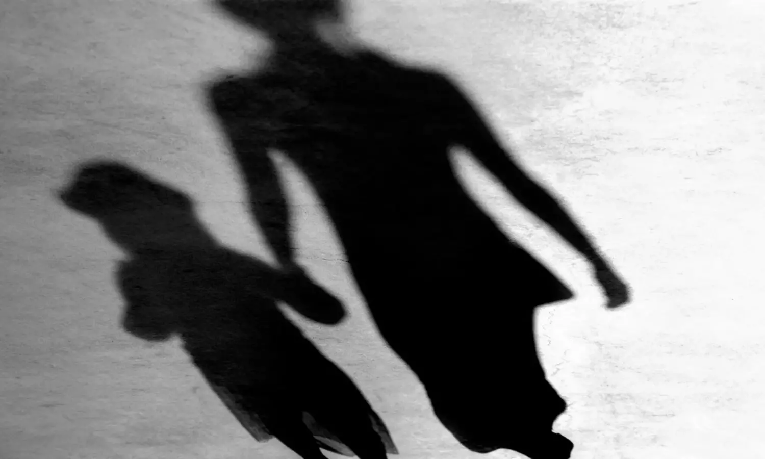 హైదరాబాద్ చర్టెడ్ అకౌంటెంట్.. రెండేళ్ల కుమార్తెతో సూసైడ్