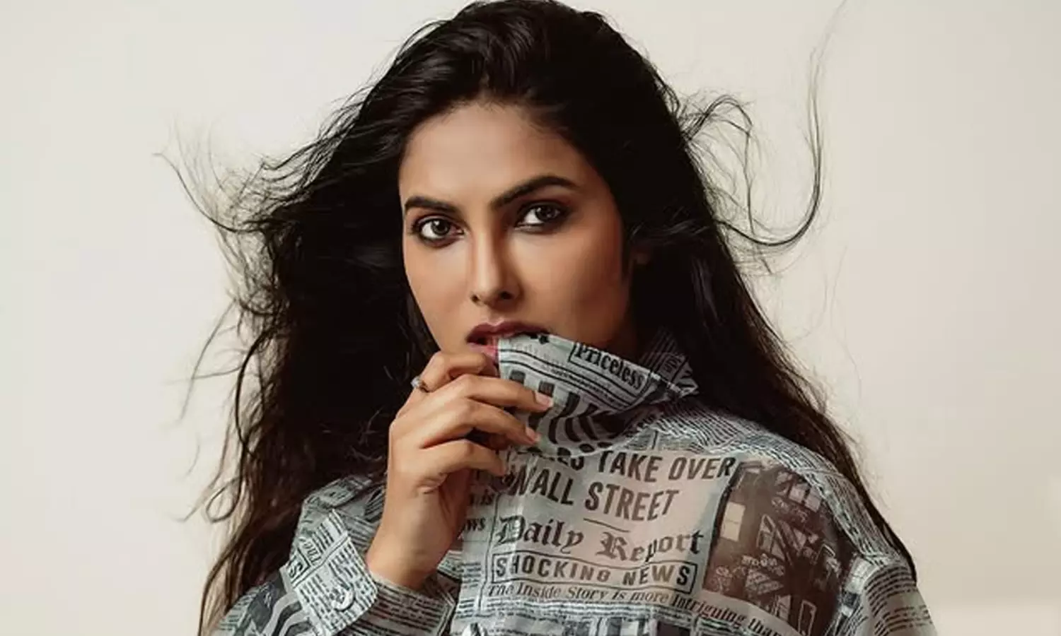 ఫోటో స్టోరి: పేప‌ర్ చొక్కాలో దివి దుమ్ము దుమారం