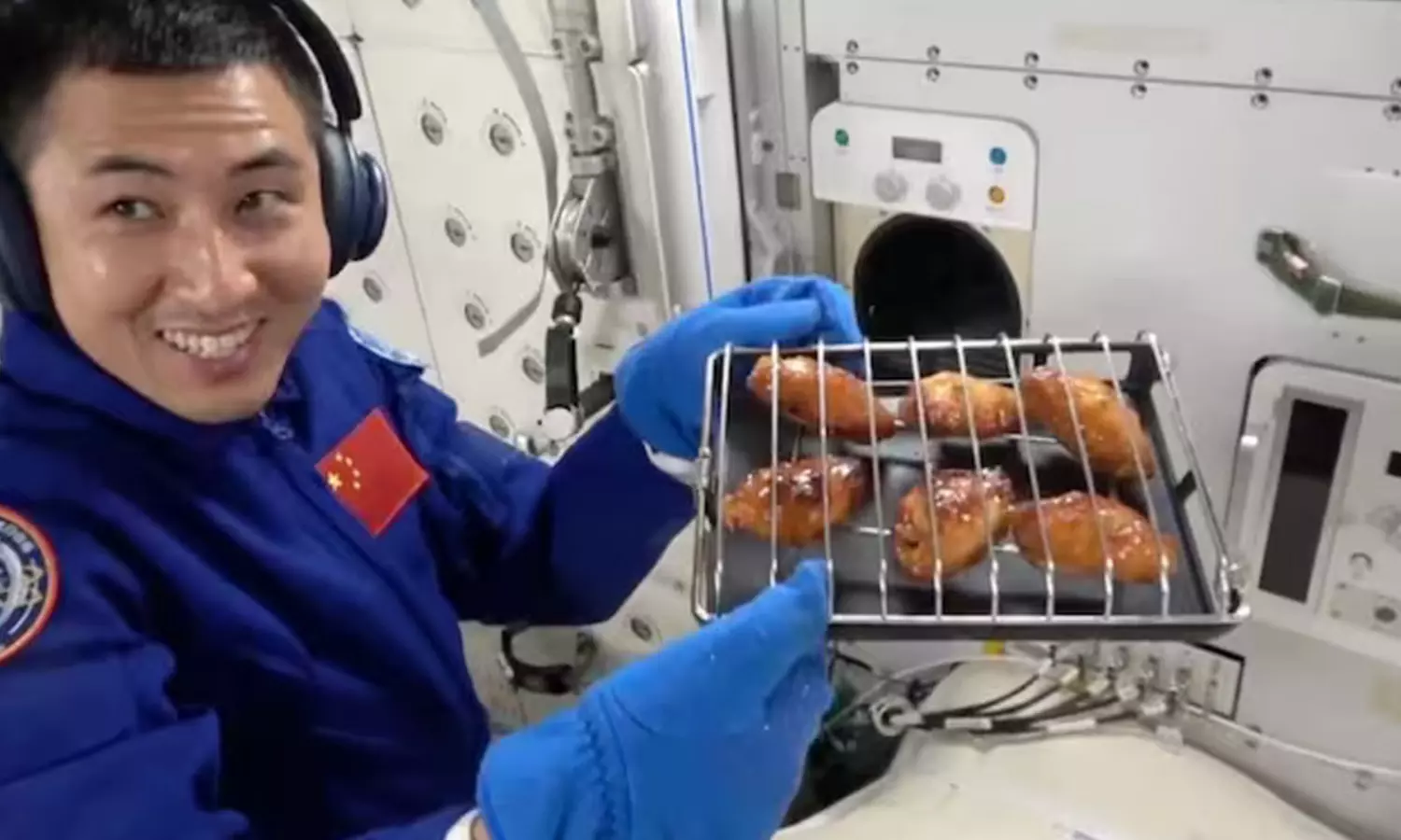 అంతరిక్షంలో చికెన్ విందు.. చైనా వ్యోమగాముల అద్భుత ప్రయోగం