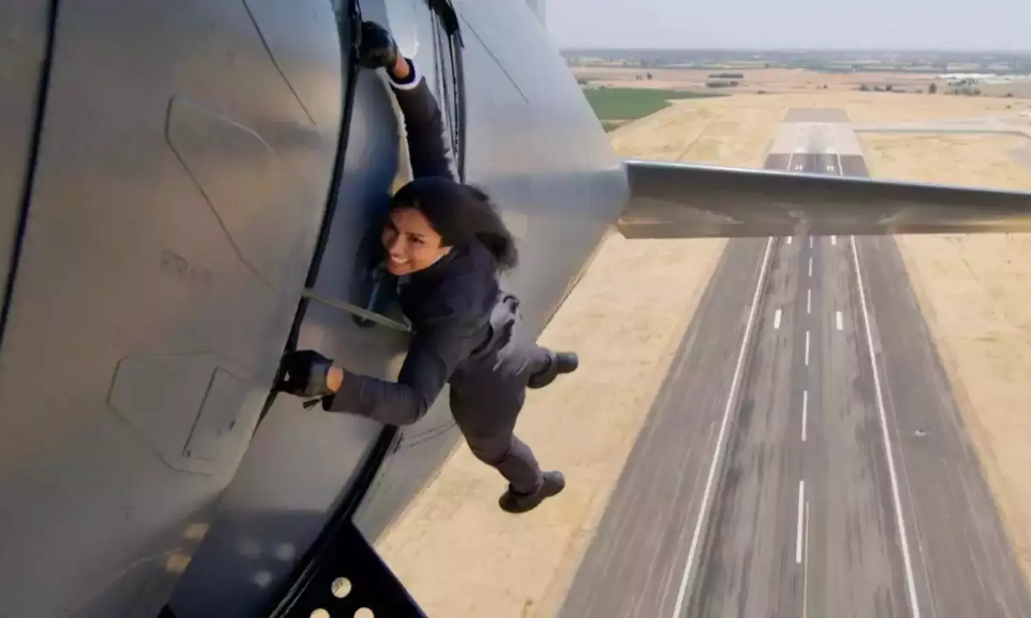 టామ్ క్రూజ్‌లా యూట్యూబ‌ర్ గాల్లో విన్యాసాలు