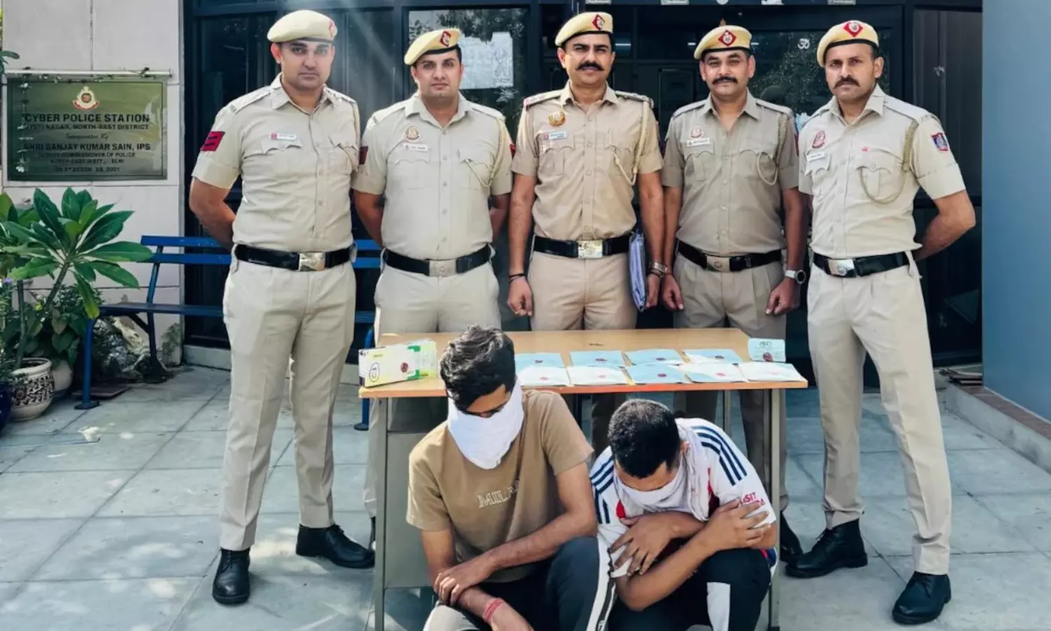 ‘మనీ హైస్ట్’ ప్రేరణతో ₹150 కోట్ల దోపిడీ.. చివరికి పోలీసులు చెరలో! ‘మనీ హైస్ట్’ ప్రేరణతో ₹150 కోట్ల దోపిడీ.. చివరికి పోలీసులు చెరలో!