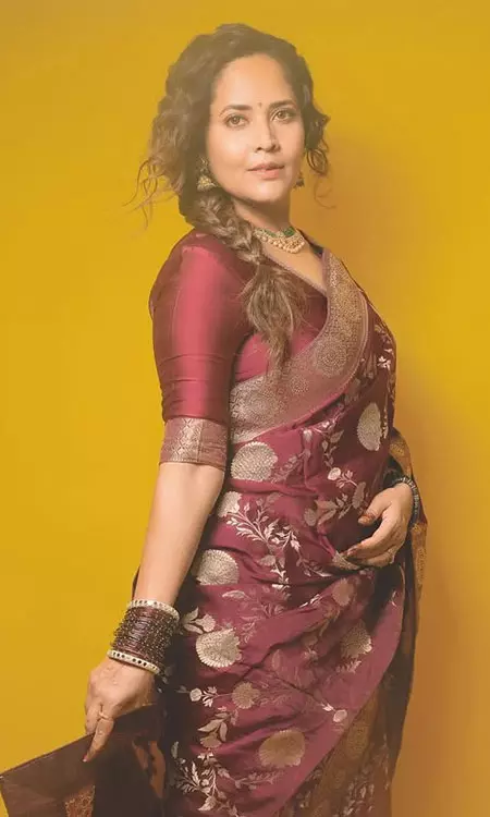 Anasuya Bharadwaj Stuns in Maroon Saree