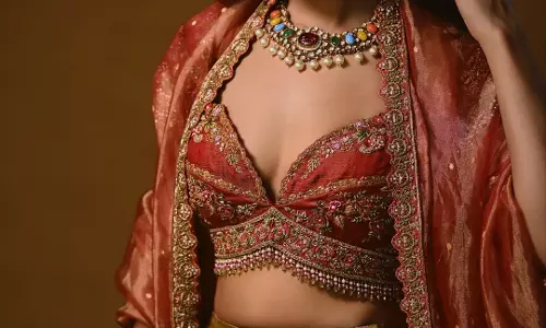 Shanvi Srivastava Celebrates Dev Deepavali in Timeless Traditional Style