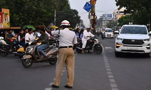 ఇక్కడ గుంతలు లేవు...వాటే థాట్ బ్రో !