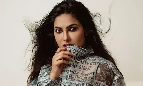 ఫోటో స్టోరి: పేప‌ర్ చొక్కాలో దివి దుమ్ము దుమారం