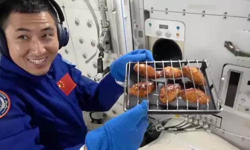 అంతరిక్షంలో చికెన్ విందు.. చైనా వ్యోమగాముల అద్భుత ప్రయోగం