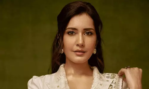 ఫోటో స్టోరి: చంద‌న‌పు బొమ్మ కుంద‌న‌పు కొమ్మ‌