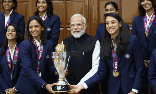 ప్రధానితో టీమిండియా మహిళా మణులు.. మోడీకి స్పెషల్ గిఫ్ట్