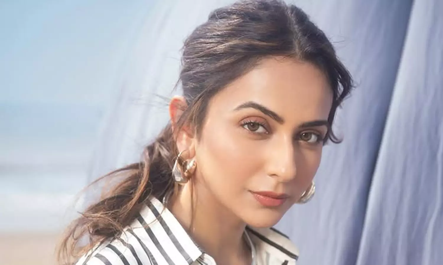 బీచ్‌లో ర‌కుల్ ప్రీత్ స్ట‌న్నింగ్ ఫోజ్