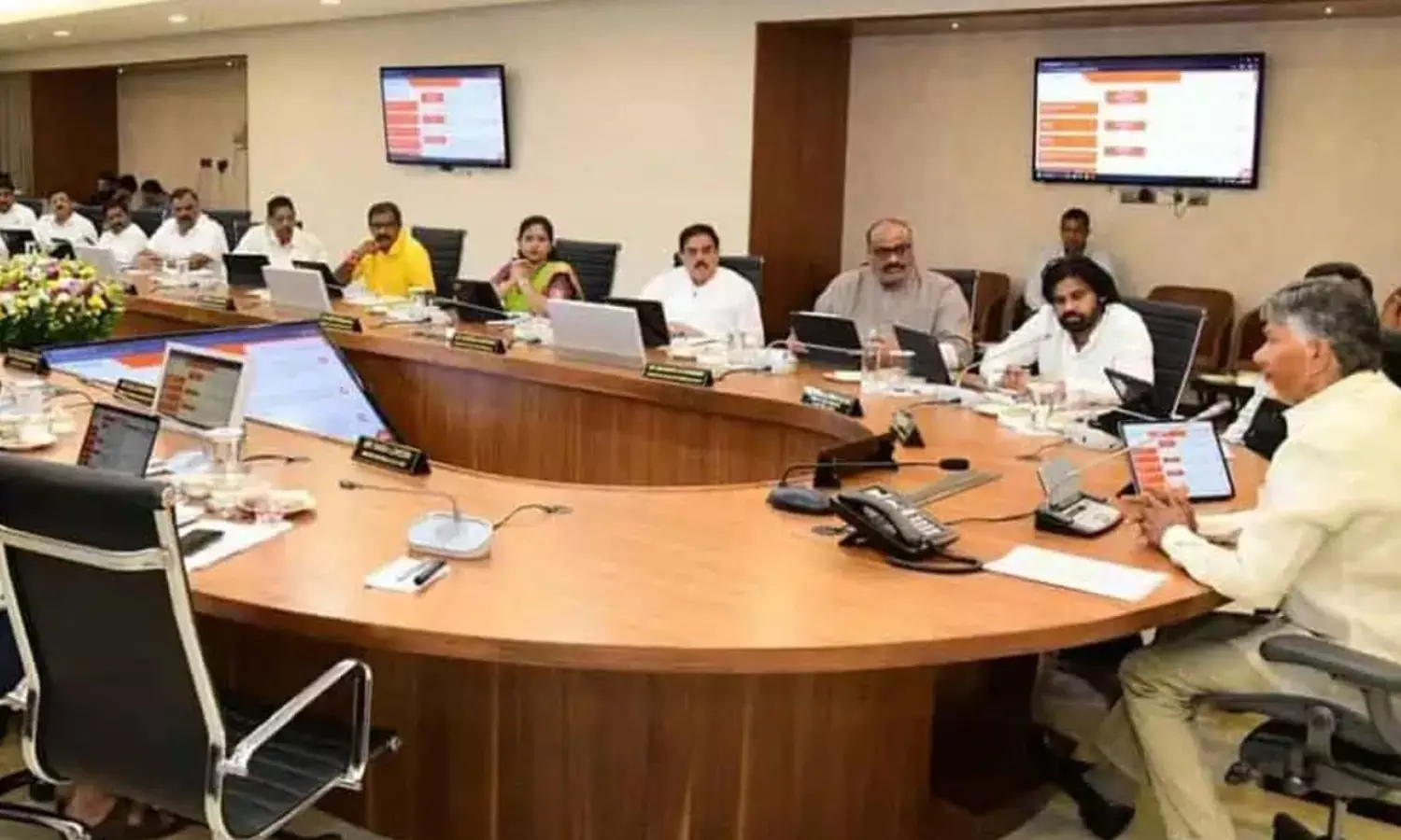 ఆ ఏపీ మంత్రులు.. ఆదాయం పెంచుతున్నారు.. ! ఆ ఏపీ మంత్రులు.. ఆదాయం పెంచుతున్నారు.. !