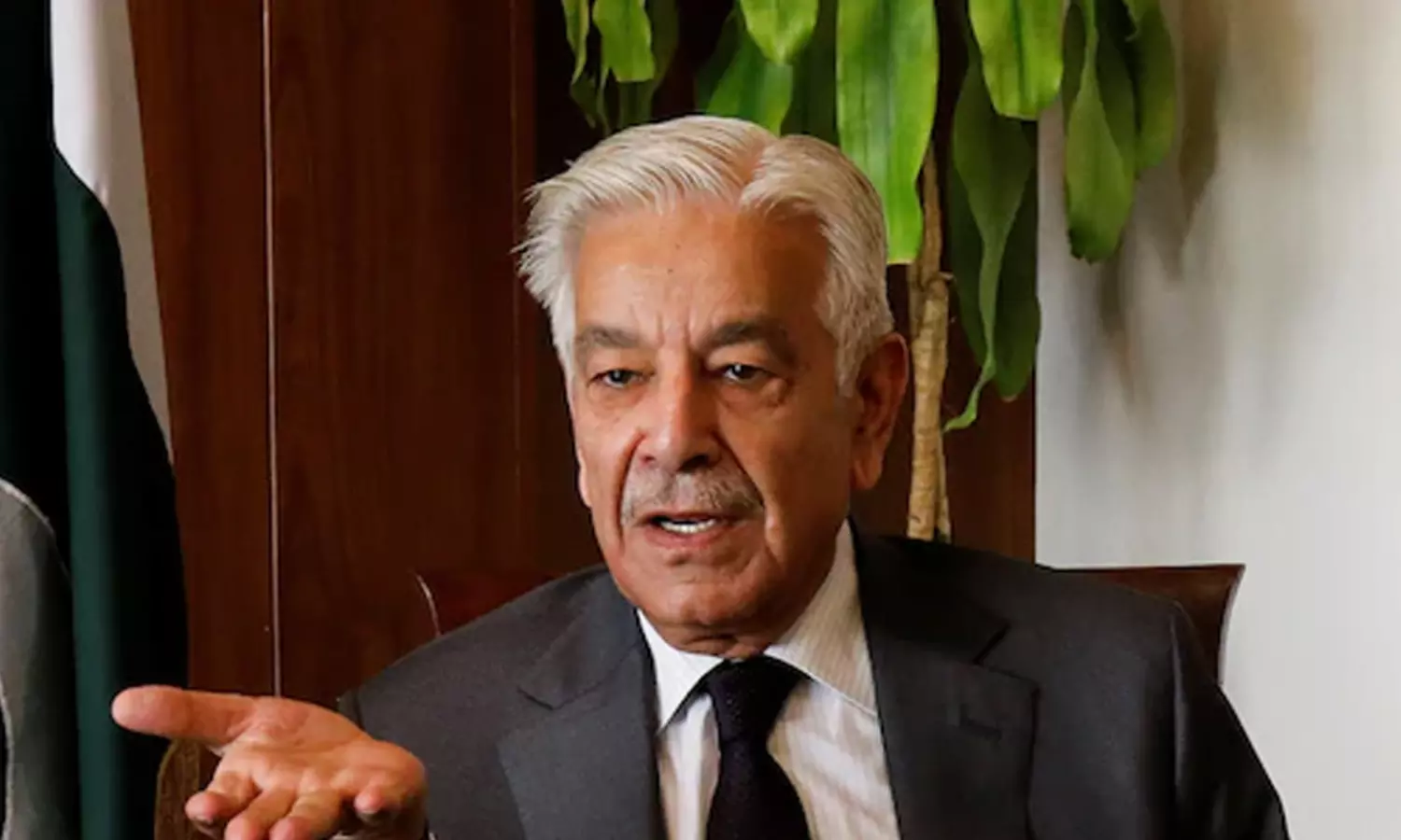 దౌత్య ప్రయత్నాలపై చీకటి మేఘం... పాక్  మంత్రి బెదిరింపు మాటలు!