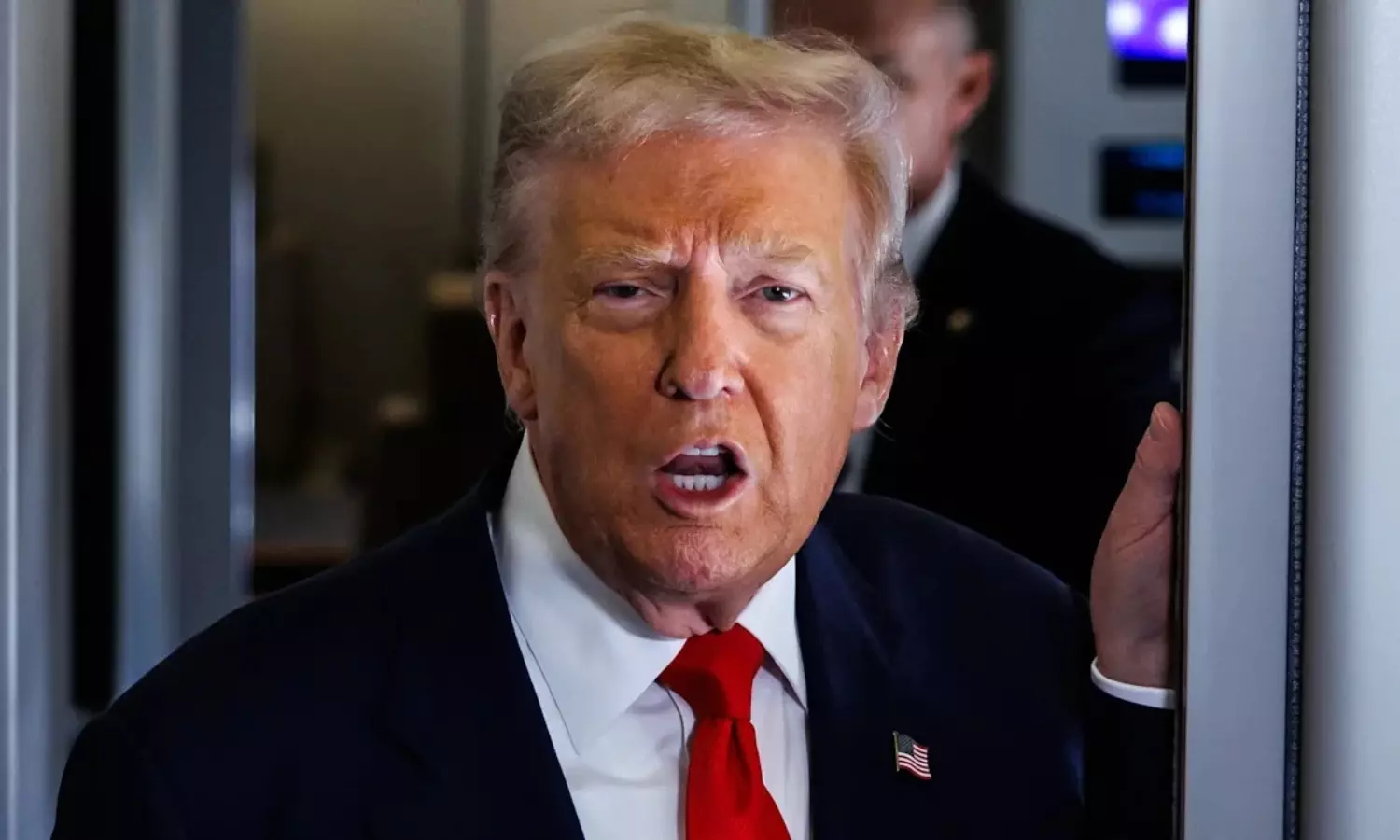 80 వేల వీసాల రద్దు.. వలసదారులపై ట్రంప్ బిగ్ బాంబ్ 80 వేల వీసాల రద్దు.. వలసదారులపై ట్రంప్ బిగ్ బాంబ్