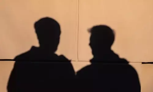 గోడ దూకిన‌ప్పుడు హ్యాండ్ ఇచ్చిన త‌మ్ముడు!